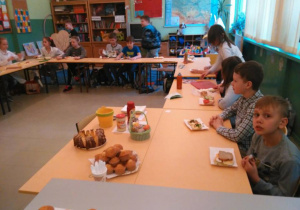 uczniowie podczas wielkanocnego śniadania
