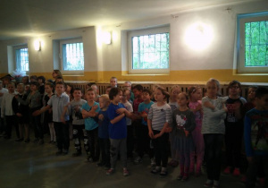 dzieci śpiewają piosenki o Polsce