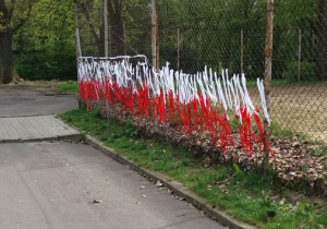 flaga ze wstążek zawieszonych na ogrodzeniu szkoły