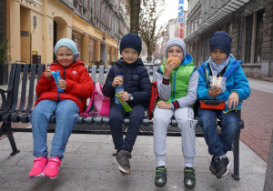 Uczniowie klasy Ia na ulicy Piotrkowskiej
