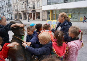 Uczniowie klasy Ia na ulicy Piotrkowskiej