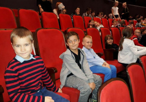 uczniowie w teatrze