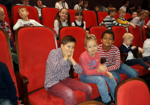 uczniowie w teatrze