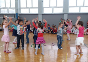 Dzieci z klasy I a tańczą w parach