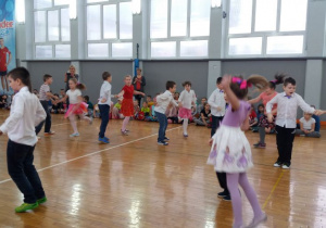 Taniec uczniów klasy II d