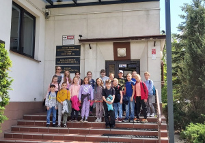 Uczniowie przed budynkiem Radia Łódź