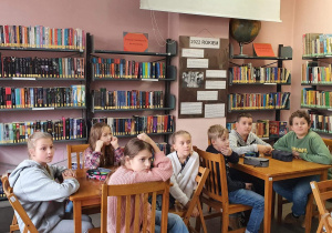 Uczniowie podczas zajęć w bibliotece