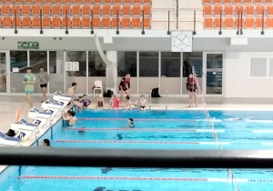 Uczniowie podczas zajęć na pływalni