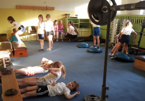 uczniowie kl 1A podczas ćwiczeń w siłowni