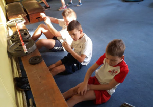uczniowie kl 1A podczas ćwiczeń w siłowni