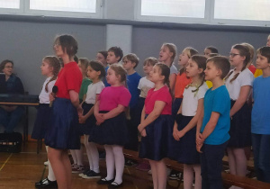 Występ szkolnego chóru