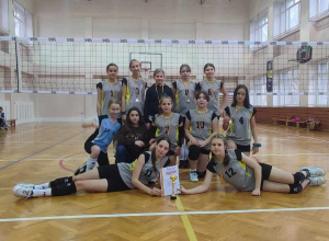 Reprezentacja dziewcząt Szkoły Podstawowej srebrnymi medalistkami Mistrzostw Łodzi Igrzysk Dzieci w piłce siatkowej
