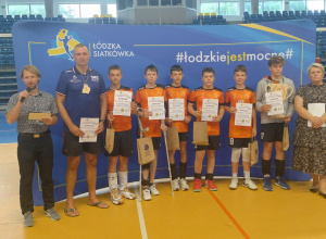 DWA MEDALE UCZNIÓW SP 56 W FINALE LIGI MINI SIATKÓWKI WOJEWÓDZTWA ŁÓDZKIEGO