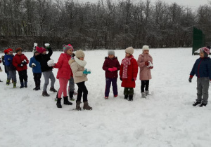 uczniowie kl 1A podczas zabaw na śniegu
