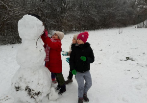 uczniowie kl 1A podczas zabaw na śniegu