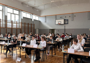 Uczniowie czekają na rozpoczęcie konkursu