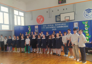 Występ chóru szkolnego i uczniów klas piątych