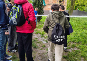 Uczniowie podczas zajęć w plenerze