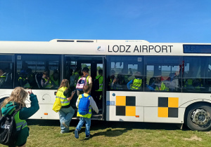 Uczniowie zwiedzają lotnisko