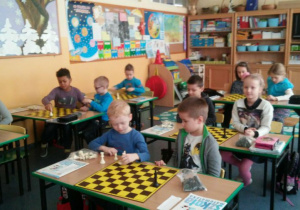 uczniowie grający w szachy