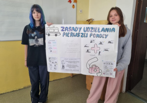 Uczniowie z plakatami na temat udzielania pierwszej pomoc