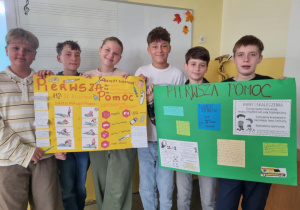 Uczniowie z plakatami na temat udzielania pierwszej pomoc