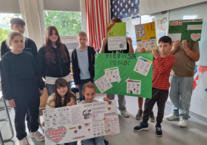 Uczniowie z plakatami na temat udzielania pierwszej pomoc