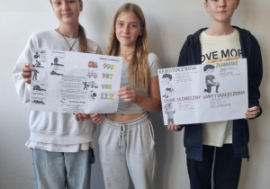 Uczniowie z plakatami na temat udzielania pierwszej pomoc