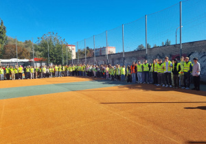 Uczniowie na boisku szkolnym w dniu odblasków