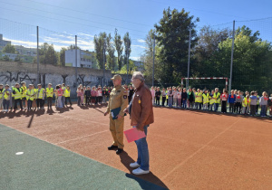 Uczniowie na boisku szkolnym w dniu odblasków