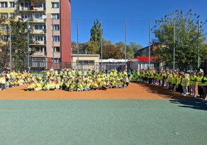 Uczniowie na boisku szkolnym w dniu odblasków