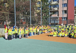 Uczniowie na boisku szkolnym w dniu odblasków