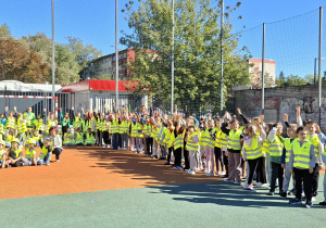 Uczniowie na boisku szkolnym w dniu odblasków