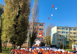 Uczniowie po odśpiewaniu hymnu