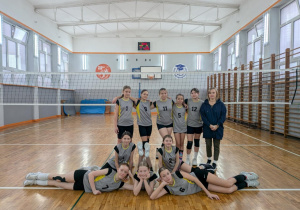 Drużyna dziewcząt z trenerką Małgorzatą Rybińską