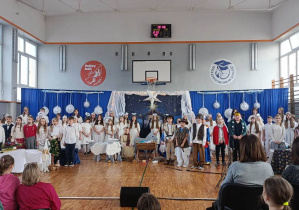 Uczniowie podczas przedstawienia