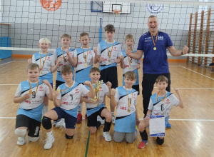 Drużyna chłopców z trenerem