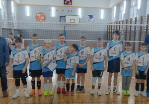 Drużyna chłopców SP56 z trenerem i dyrektorem szkoły