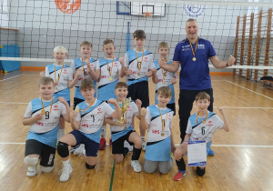 Drużyna SP56 z trenerem