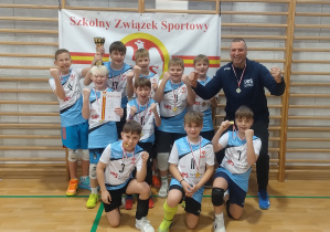 Drużyna chłopców SP56 z trenerem - I miejsce