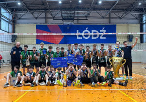 Uczestnicy zawodów razem z trenerami