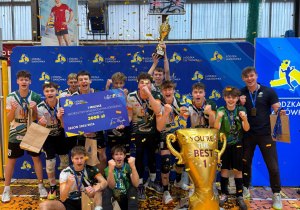 Drużyna chłopców SP56 z trenerem Adamem Jabłońskim