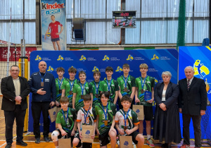 Drużyna SP 56 z trenerem Bartłomiejem Ostrowskim i organizatorami imprezy