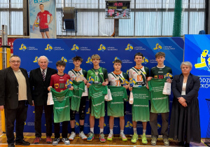Nasi siatkarze z organizatorami imprezy sportowej