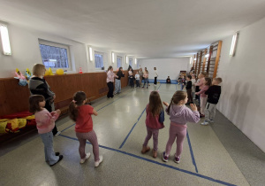 Dzieci zwiedzają szkołę