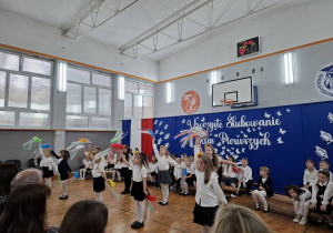 Część artystyczna w wykonaniu pierwszoklasistów