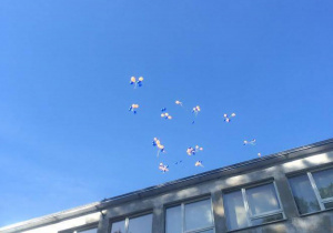 Balony unoszące się nad szkołą