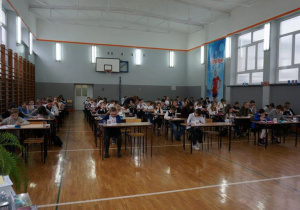 Uczestnicy konkursu w trakcie pisania testu